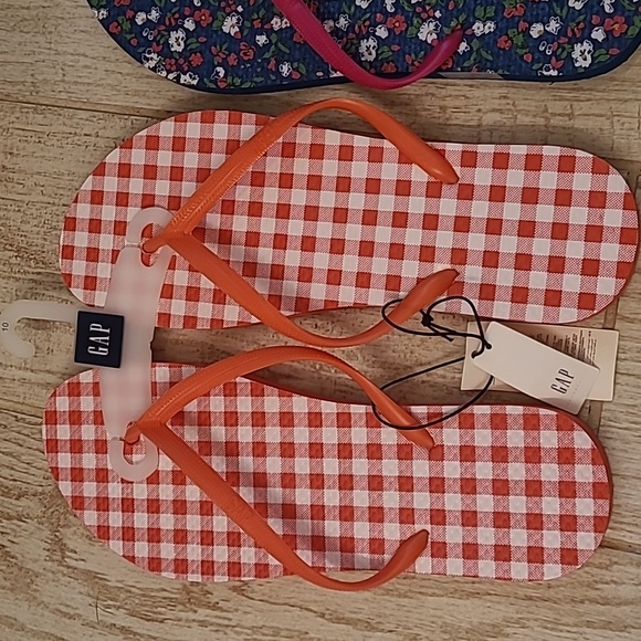 3 Pair of BNWT Flip Flops Two GAP & One Pair of Old Navy in a Size 10. - Picture 3 of 8